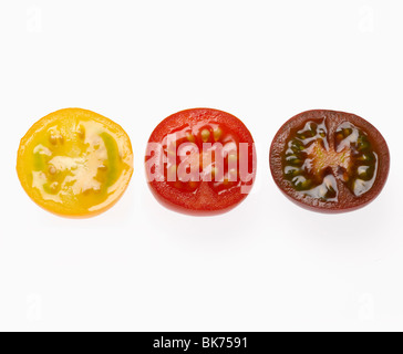 Kirschtomaten auf weißem Hintergrund Stockfoto
