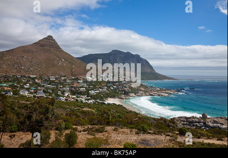 Panoramablick über die Atlantikküste in Hout Bay in der Nähe von Cape Town, Südafrika Stockfoto