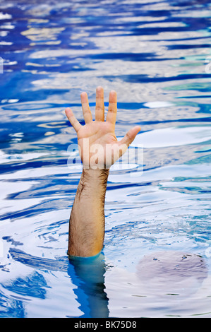 Hand des Ertrinkens Mann brauchen Hilfe und Unterstützung Stockfoto