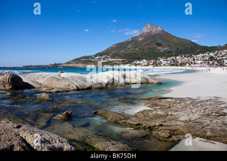 Blick auf den Strand in Camps Bay mit Niederflur-Kopf in der Nähe von Cape Town, Südafrika Stockfoto