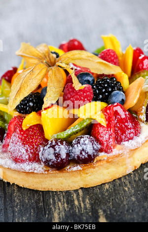 Frisches Dessert Obst Torte in verschiedene tropische Früchte abgedeckt Stockfoto