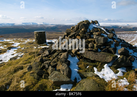 Gipfel-Cairn und Orientierungstafel auf verloren Lad, Derwent Moors, Peak District in Derbyshire, England, UK Stockfoto