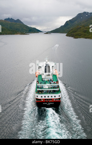 Die Küstenstadt express Liner Hurtigruten "Kong Harald" von oben gesehen, in den Fjord Raftsundet, Nord-Norwegen. Stockfoto