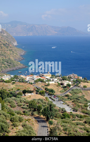 Das Küstendorf Rinella auf der Insel Salina (mit der Insel Lipari im Hintergrund), Äolische Inseln, Sizilien, Italien Stockfoto