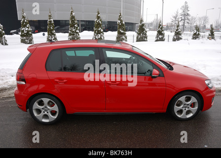 Volkswagen Golf VI GTI - 2009 - rot Metallic - fünf Türen (5D) - deutsche untere Mittelklasse-Auto, C-Segment - Straße Stockfoto