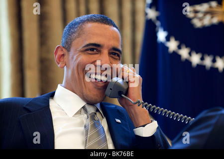 Präsident Barack Obama spricht mit Trainer Mike Krzyzewski, der Duke, der NCAA Männer Division One Basketball Championship zu gewinnen führte Stockfoto