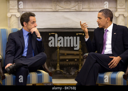 Präsident Barack Obama trifft sich mit Präsident Nicolas Sarkozy in Frankreich im Oval Office, 30. März 2010. Stockfoto