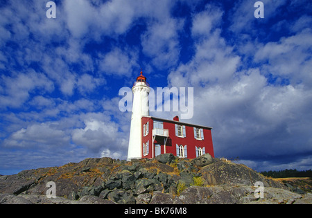 Ein Blick auf den historischen Fisgard Leuchtturm am Fort Rodd Hill auf der Straße von Juan de Fuca in Victoria, British Columbia, Kanada Stockfoto