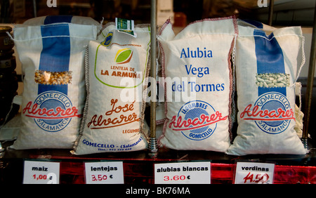 Madrid Spanien spanische Lebensmittelhändler Lebensmittelmarkt Reis Stockfoto