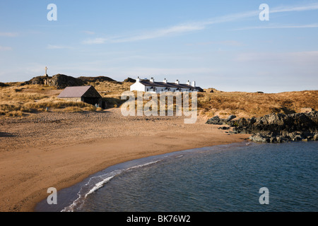 Blick über den Sandstrand der Pilot Hütten auf llanddwyn Island. Piloten Bay, Rhosneigr, Isle of Anglesey, North Wales, UK, Großbritannien. Stockfoto