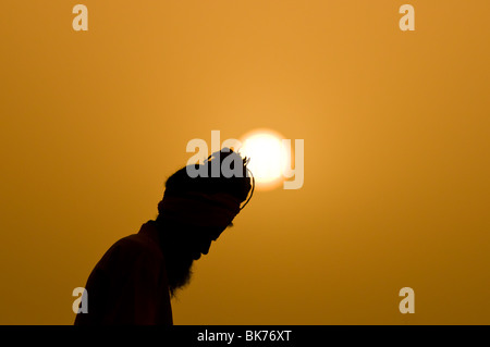 Dies ist ein Bild eines hinduistischen heiligen Mannes in Varanasi, Indien. Stockfoto