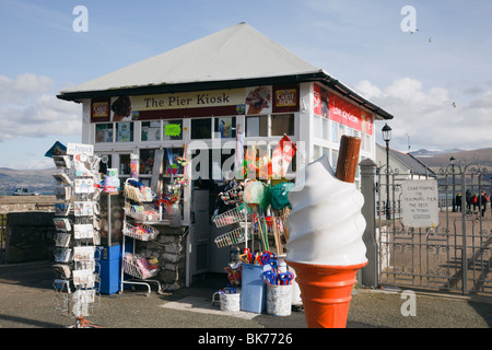 Beaumaris, Isle of Anglesey, North Wales, UK. Souvenir-Shop am Meer neben alten pier Stockfoto