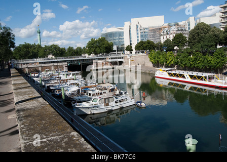 Paris Frankreich verankert Boote «Bassin de l 'Arsenal» «Port de l ' Arsenal» Sommer Seine «Place De La Bastille» Stockfoto