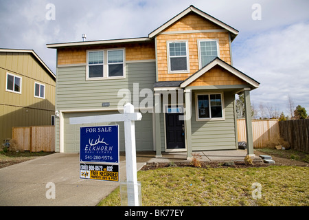Häuser zu verkaufen, die durch eine lokale Bank in Bend, Oregon auf ausgeschlossen worden sind Stockfoto