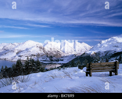 Ratagan Pass, Highland, Schottland, Großbritannien. Aussichtspunkt Bank mit Blick auf die fünf Schwestern von Kintail Berge mit Schnee im Spätwinter Stockfoto