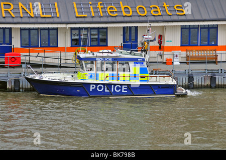 Günstig Polizei Boot vertäut am Ufer der Themse, London, Vereinigtes Königreich Stockfoto