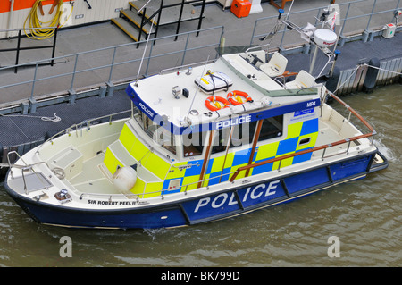 Günstig Polizei Boot vertäut am Ufer der Themse, London, Vereinigtes Königreich Stockfoto