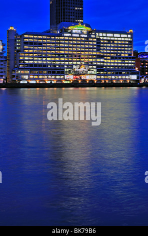 Nacht von Seecontainern Haus auf der South Bank, London, Vereinigtes Königreich Stockfoto