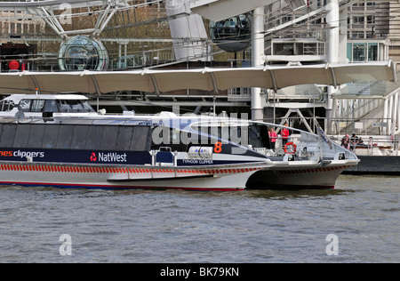 Thames Clippers am London eye Pier, Vereinigtes Königreich Stockfoto