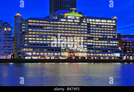 Nacht von Seecontainern Haus auf der South Bank, London, Vereinigtes Königreich Stockfoto