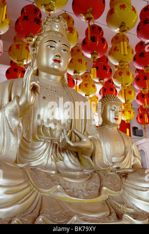 Eine Statue von Avalokiteshvara mit einem anderen Buddha-Statue im Hintergrund am Kek Lok Si, Penang, Malaysia Stockfoto