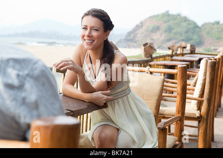 Frau am Strand-bar Stockfoto