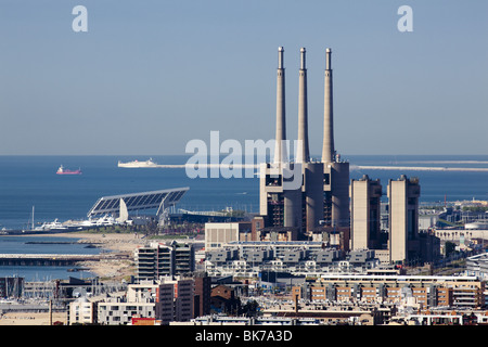 Wärmekraftwerk und Küste in barcelona Stockfoto