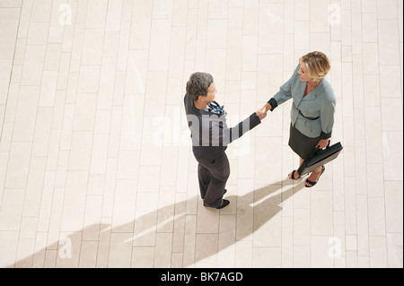 Geschäftsfrauen die Hände schütteln Stockfoto