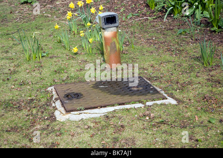Garten Klärgrube Zugang und Belüftung Stockfotografie Alamy