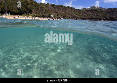 Split-Bild von sandigen Substrat und Strand, Hanauma Bay, Oahu, Hawaii Stockfoto