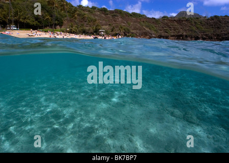 Split-Bild von sandigen Substrat und Strand, Hanauma Bay, Oahu, Hawaii Stockfoto