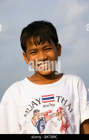 Lächelnde junge mit Thai Kickboxen-t-Shirt im Mekong-Delta Vietnam Stockfoto