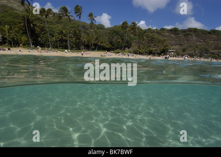 Split-Bild von sandigen Substrat und Strand, Hanauma Bay, Oahu, Hawaii Stockfoto