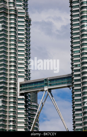 170 m bis zwischen die 452 Meter hohen Petronas Towers eine Skybridge für Besucher geöffnet verbindet das Gebäude Stockfoto