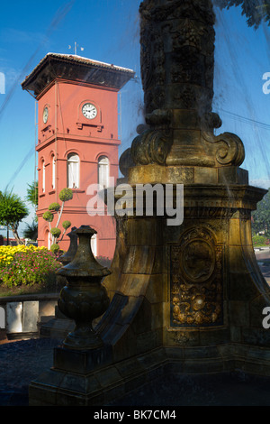 Alte holländische Clocktower und Memorial Säule errichtet 1904 nach Königin Victoria Regina in Melaka, Malaysia Stockfoto