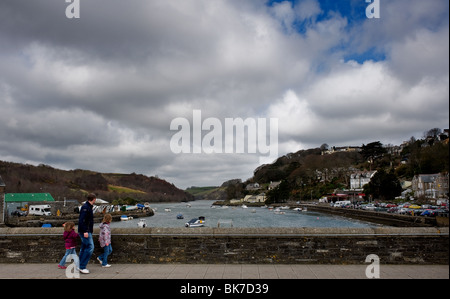 Menschen zu Fuß über Looe Brücke in Cornwall.  Foto von Gordon Scammell Stockfoto