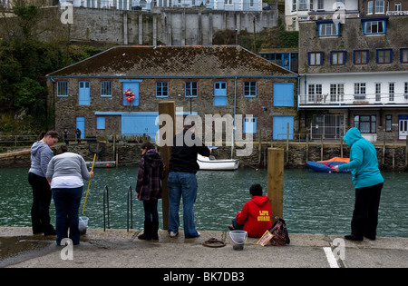 Urlauber die Fischerei auf Krebse am Kai in Looe, Cornwall. Foto von Gordon Scammell Stockfoto