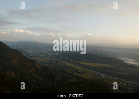 Nebel steigt über Berge bei Sonnenaufgang in der Nähe von Pokhara, Nepal auf Dienstag, 27. Oktober 2009. Stockfoto