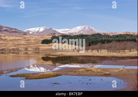 Der schwarze Berg Clach Leathad links und Meall ein Bhuiridh Recht mit Loch Tulla vorne in den westlichen Highlands von Schottland Stockfoto