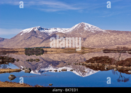 Der Schwarze Berg Rannoch Moor mit Clach Leathad links und rechts und eine meall Bhuiridh Lochhan na-Achlaise vorne im Hochland Schottlands Stockfoto