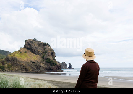 Ältere Frau am Piha Beach, Auckland Stockfoto