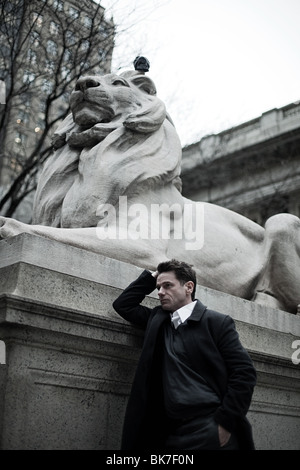 Mann von Löwenstatue in New York Public library Stockfoto