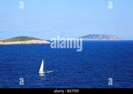 Segelboot auf dem Meer Stockfoto