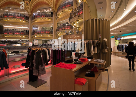 Shopping für Kleidung in den Galeries Lafayette; Paris Frankreich.  Charles Lupica. Stockfoto