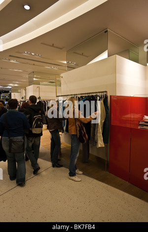 Frauen Kleidung im Galeries Lafayette kaufen; Paris Frankreich.  Charles Lupica. Stockfoto