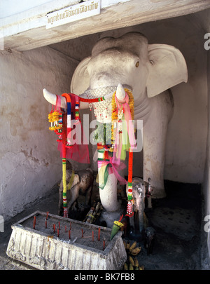 Elefanten-Schrein in der White Elephant Gate, Chiang Mai, Thailand, Südostasien, Asien Stockfoto