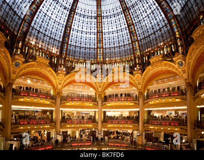 Blick hinunter auf die Kosmetik-Zähler im Galeries Lafayette; Paris Frankreich. Stockfoto