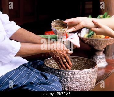 Thai Neujahr (Songkran), die Zeremonie der Händewaschen älterer Menschen, Thailand, Südostasien, Asien Stockfoto