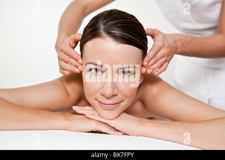 Frau mit Gesichtsmassage Stockfoto