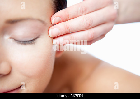 Frau mit Gesichtsmassage Stockfoto